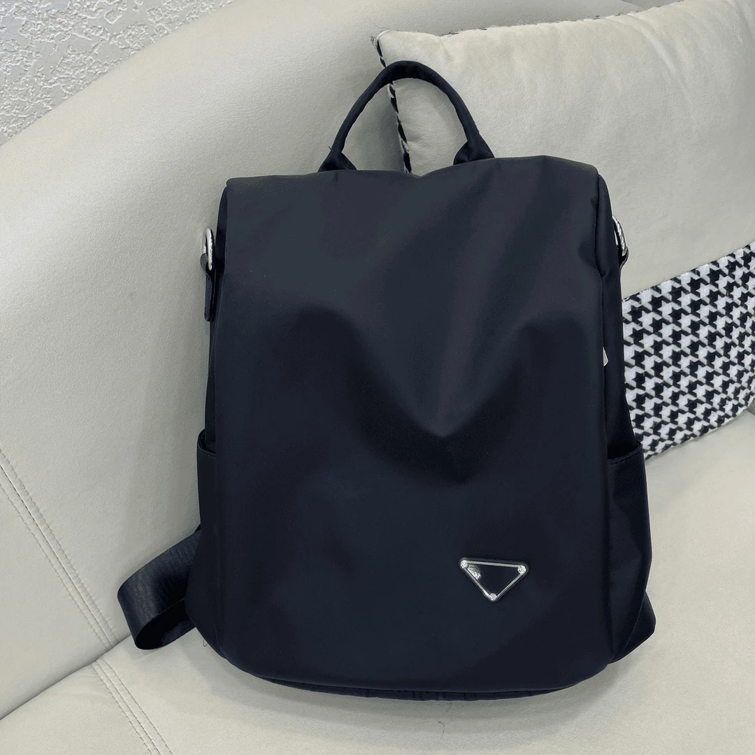 743新款时尚百搭轻薄双肩包