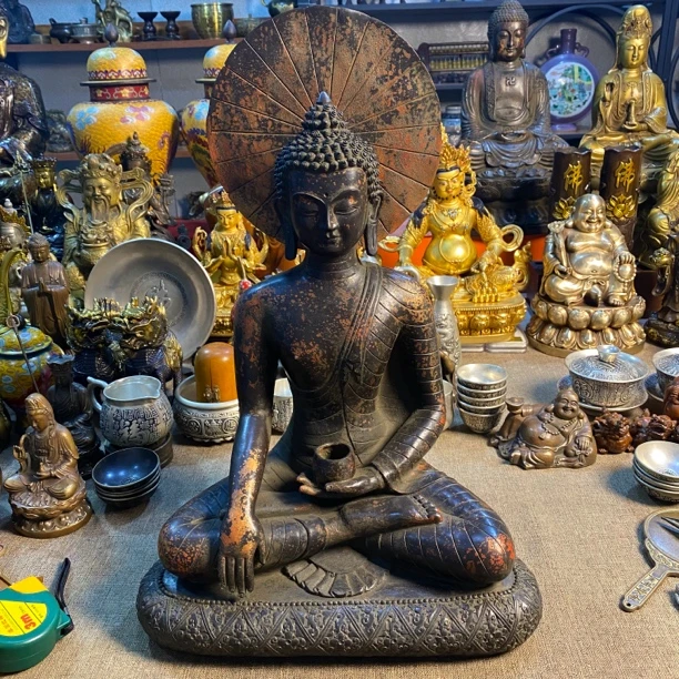 藏传老铜胎释迦摩尼坐像摆件
