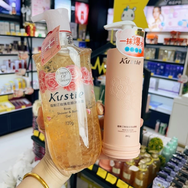 大容量720ml蔻斯汀花瓣樱花玫瑰香水沐浴露持久留香嫩肤透亮家庭z