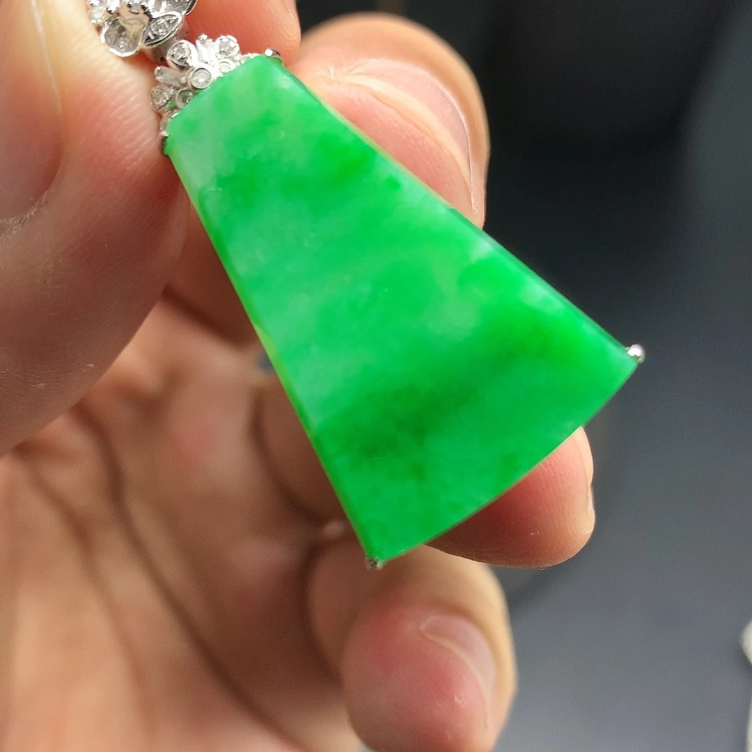 翡翠颈饰18K金镶嵌。