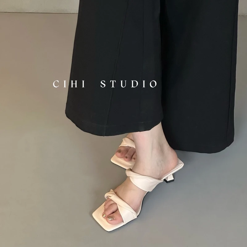 2-547-小春樱纪-粉色一字带高跟凉鞋女夏季方头露趾凉拖鞋