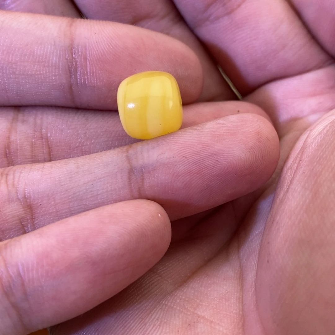 琥珀裸石未镶嵌刘*子蜜蜡