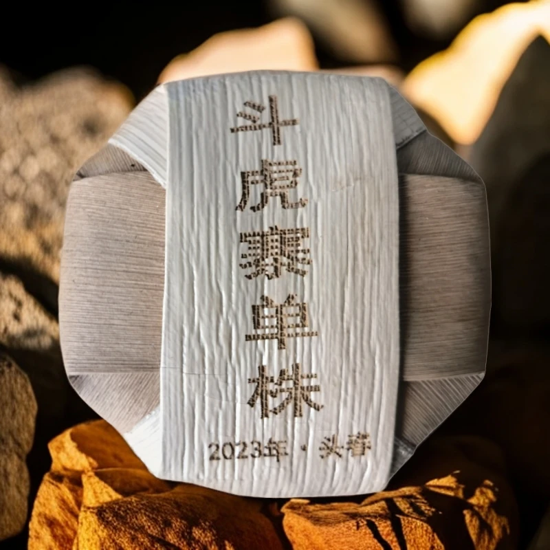 2023年 斗虎寨头春500年古树单株 100g/饼  入手（整提5饼+1饼）
