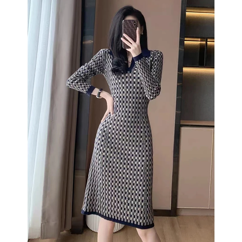 长袖针织连衣裙秋冬新款时尚休闲小香风设计感polo领中长款打底裙