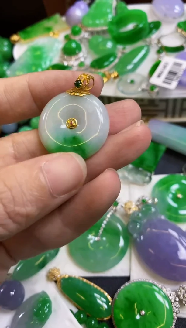 【闪购商品】翡翠颈饰18K金镶嵌吊坠