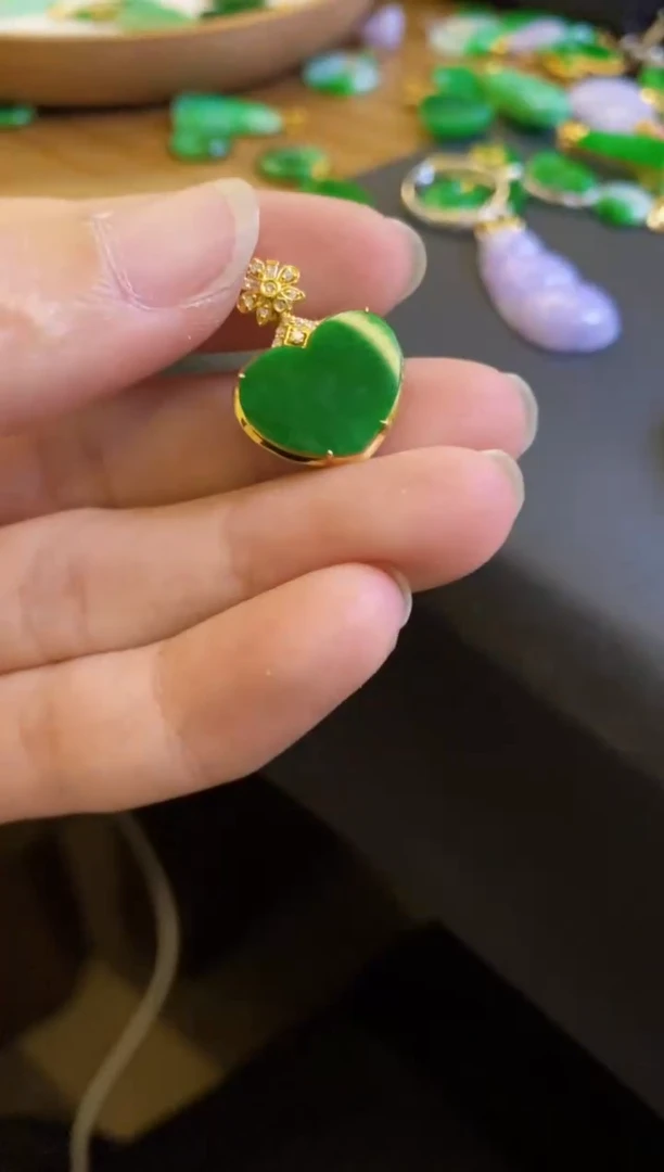 【闪购商品】翡翠颈饰18K金镶嵌吊坠