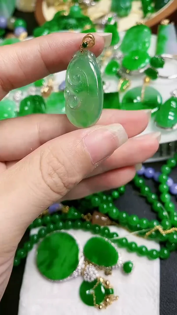 【闪购商品】翡翠颈饰18K金镶嵌如意
