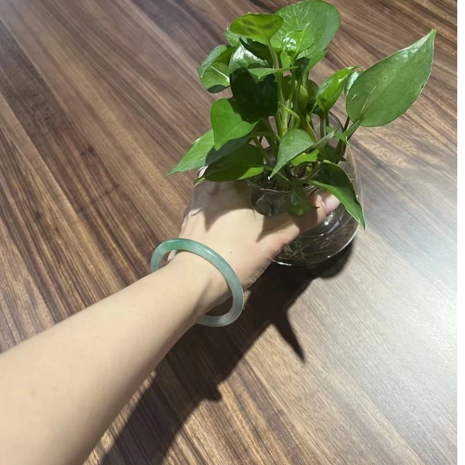 L姐姐8月10日购买的手镯！真实上手图买家秀！翡翠手镯