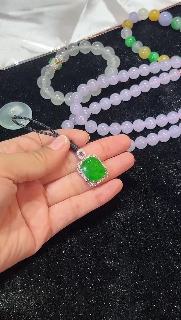 【闪购商品】翡翠颈饰18K金镶嵌阳绿方糖吊坠