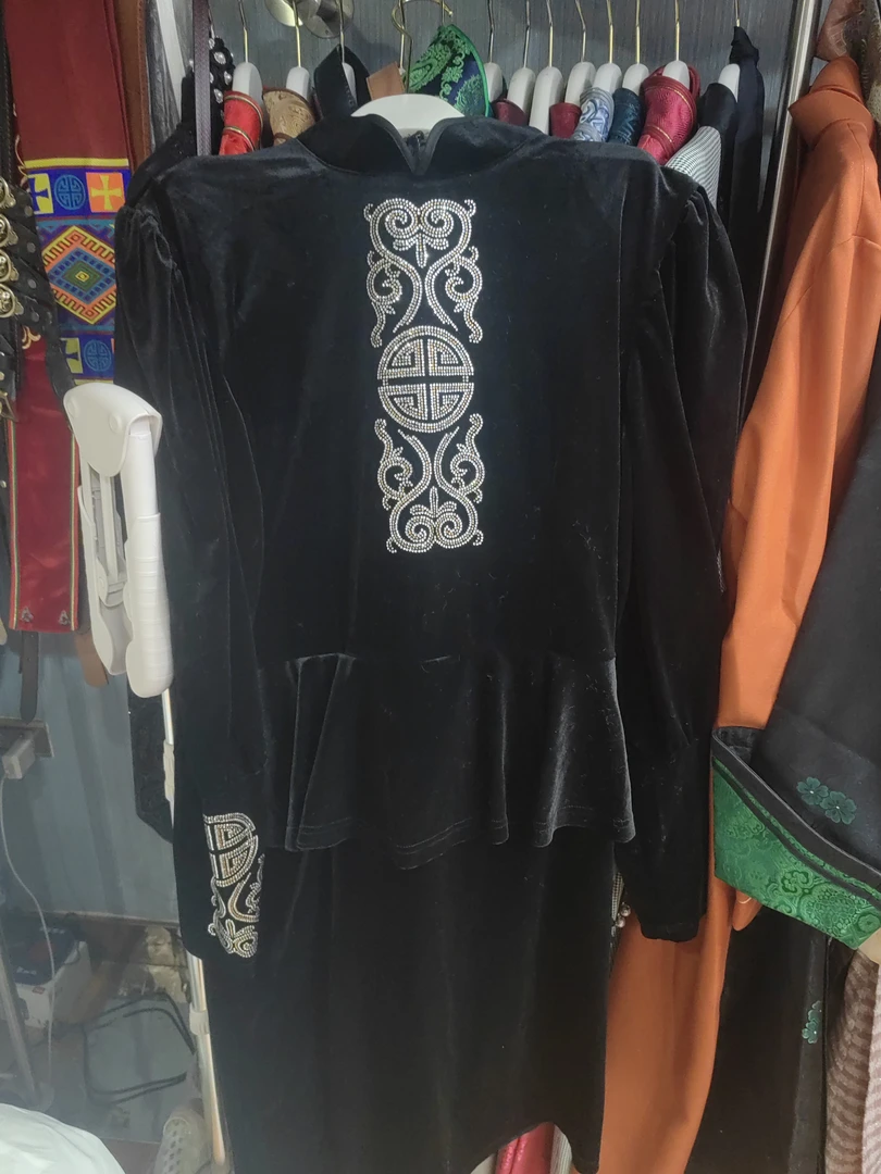 金丝绒连衣裙，黑色