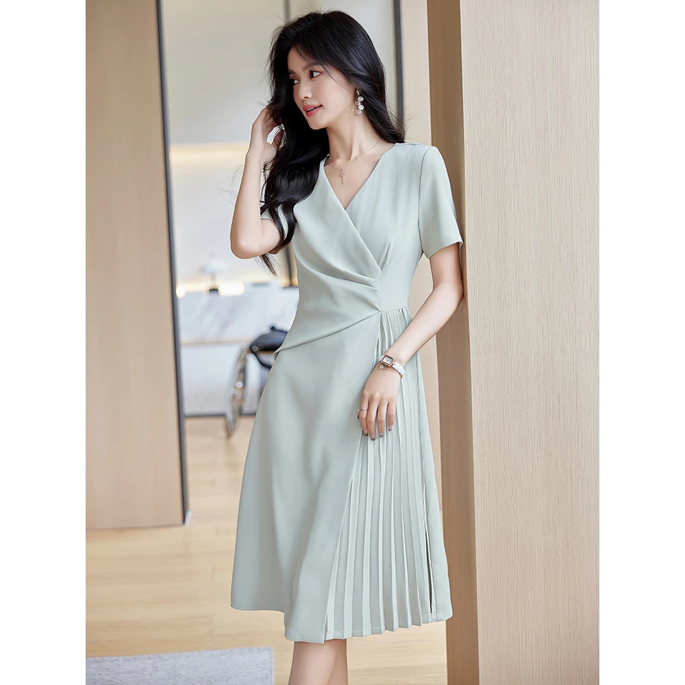 绿色短袖V领西装连衣裙女2026新款夏季小个子职业气质收腰百褶裙