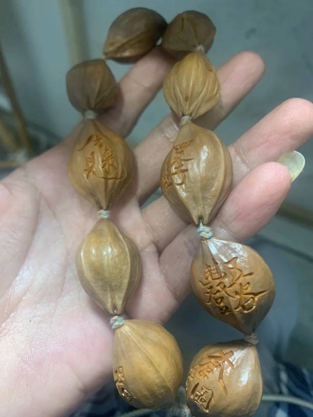 橄榄核雕刻字手持，尺寸2.3