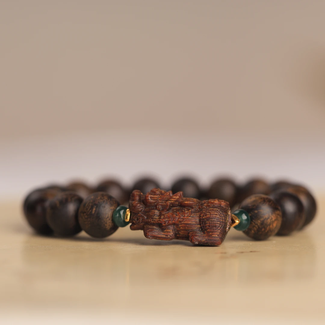 沉水雷击留疤老白棋单圈搭配玉化雷击留疤沉香木雕貔貅设计款S