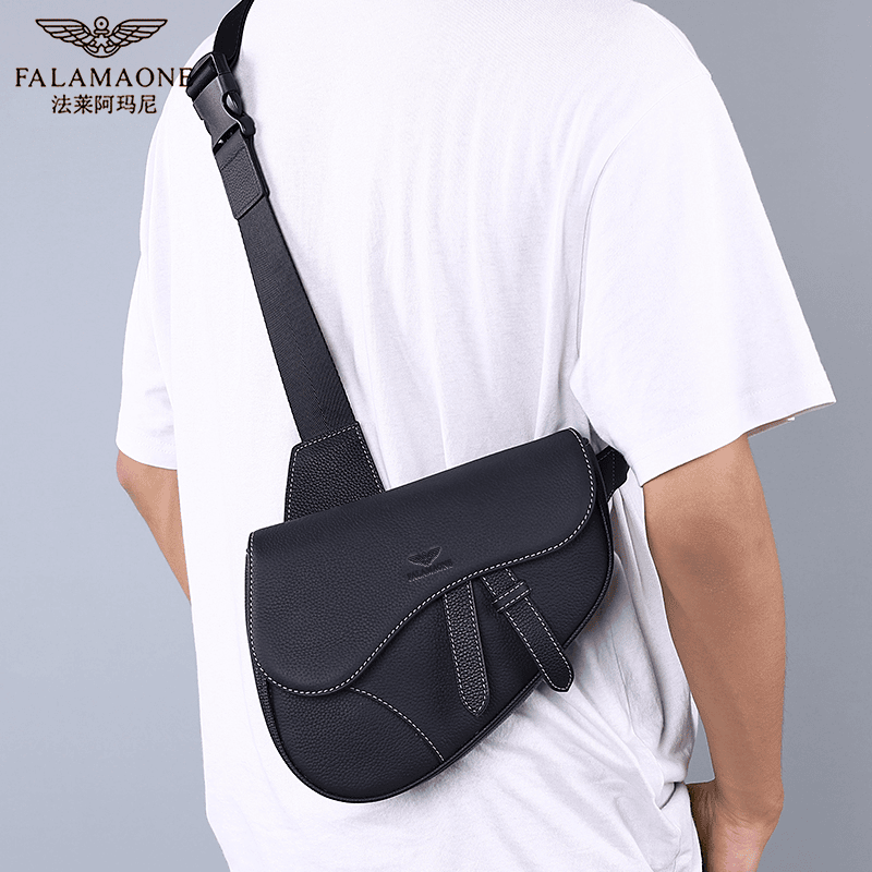 法莱阿玛尼胸包男士真皮马勒包中性胸包斜挎包休闲大百搭女性胸包