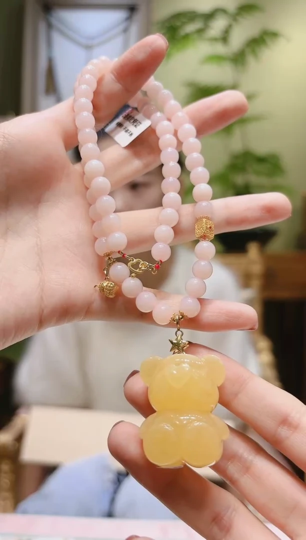 【闪购商品】欧泊项链18K金镶嵌蜜蜡熊粉澳宝项链