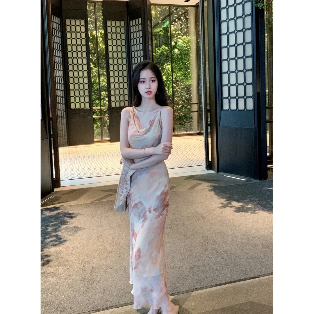 章蜜糖 【艺术氛围裙】 气质温柔显白斜裁荡领显瘦高吊带连衣裙
