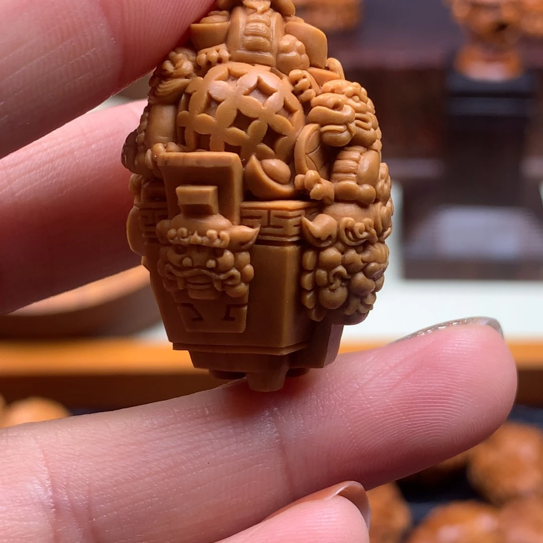 橄榄核核雕边*侠聚宝盆