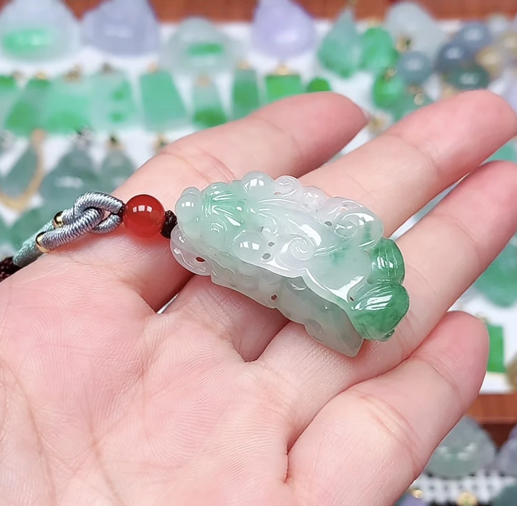 缅甸天然翡翠A货 冰润飘花镂空雕貔貅吊坠36