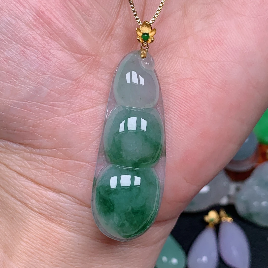 天然翡翠A货 18k金镶嵌飘绿福豆吊坠9/409尺寸42.4x15.9x6.1