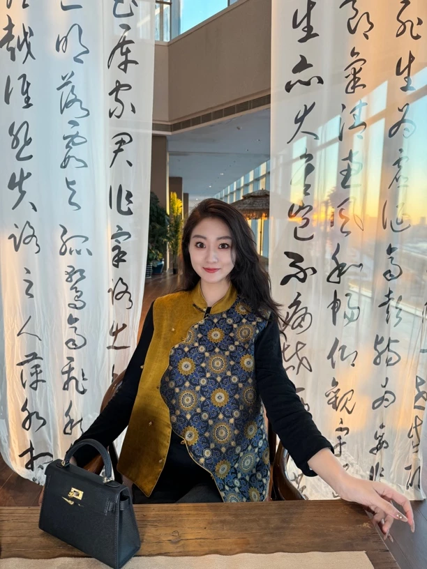 蓝金配色大小团花拼接缎龟马甲