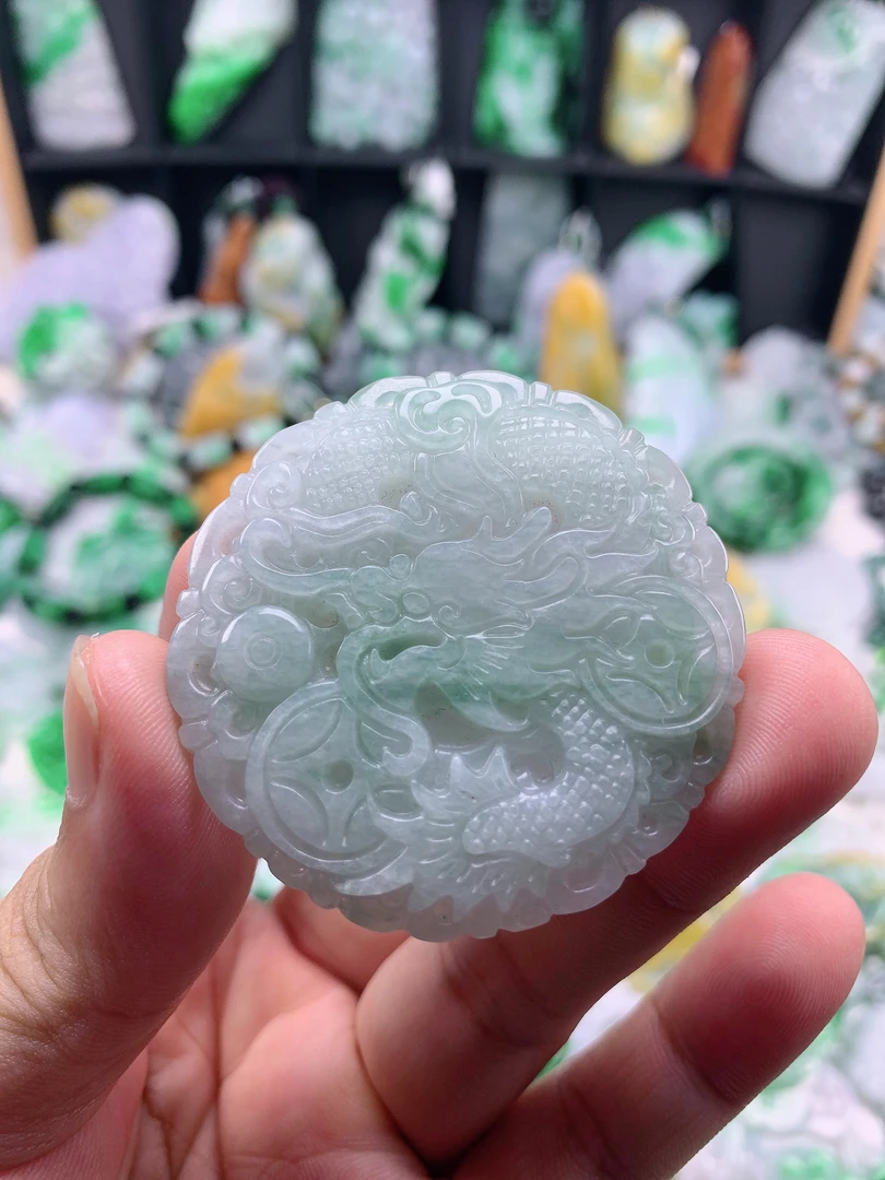 缅甸天然翡翠A货冰润精雕淡绿金钱龙吊坠