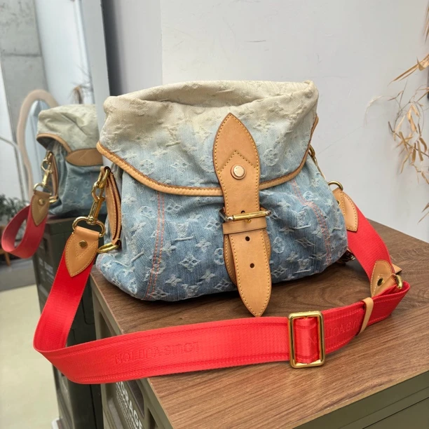 95新 LV 【文子姐专属】/D2033/牛仔蓝白单肩斜挎包