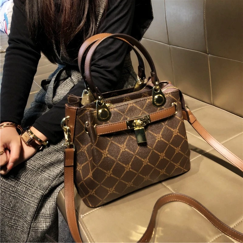 包包女款爆款2025新款网红洋气斜挎包轻奢气质复古潮流水桶包女包