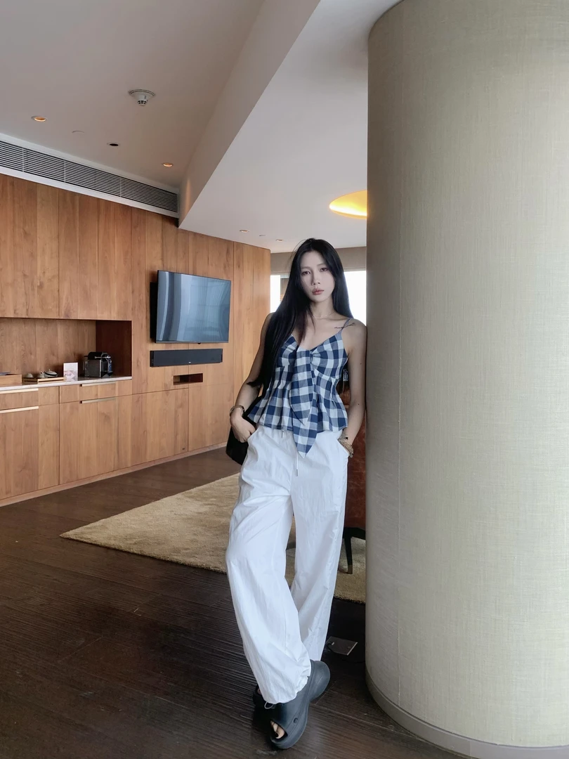 70不是七十【假日定格】吊带背心女夏格子绑带缩褶V领休闲小衫上衣