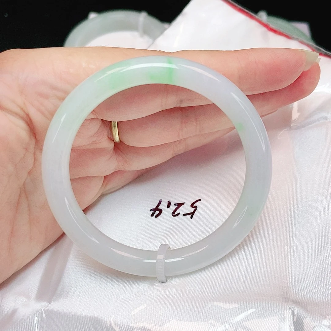 翡翠手镯未镶嵌美人