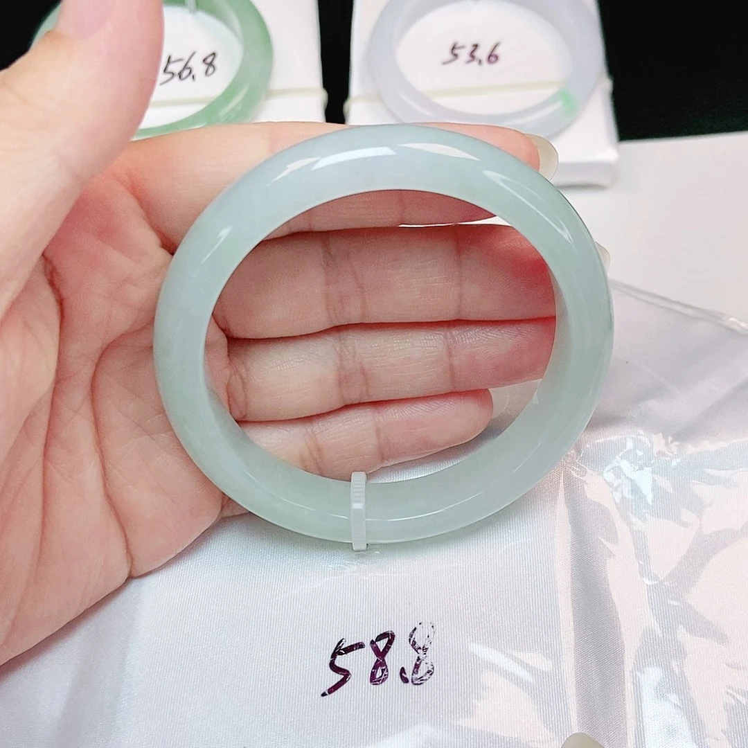 翡翠手镯未镶嵌正圈