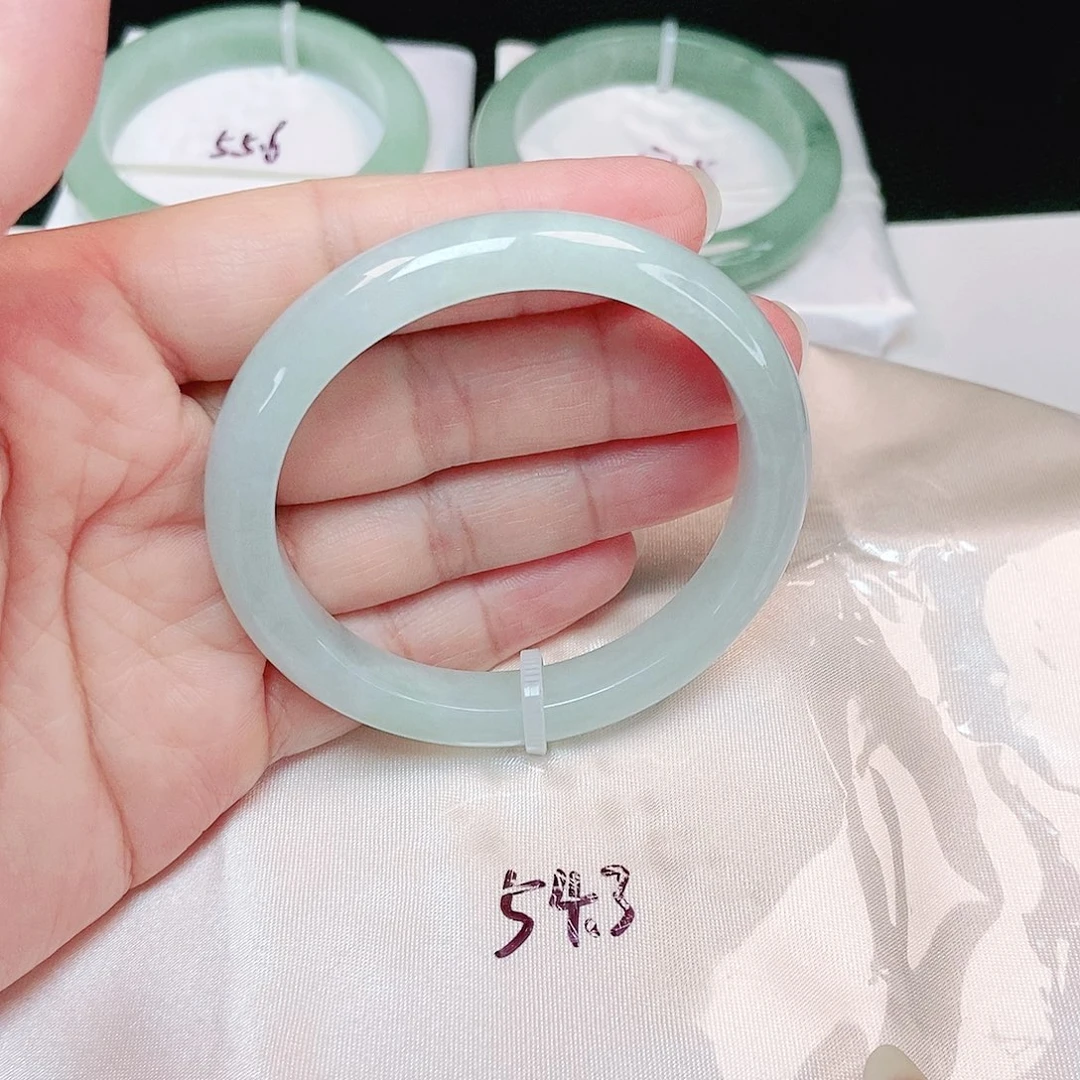 翡翠手镯未镶嵌贵妃