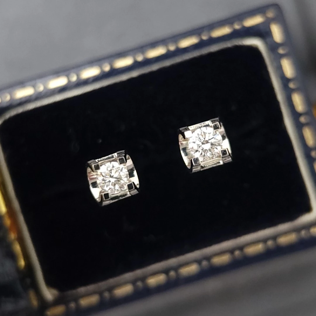 20分+20分牛头钻石耳钉18k金镶嵌牛头款