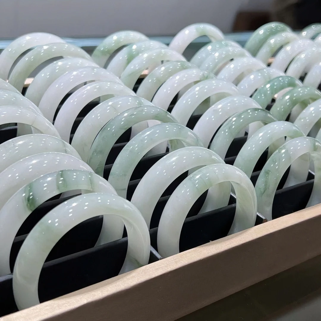 天然新疆天山翠玉镯，直播选款，盲拍发一颗珠子