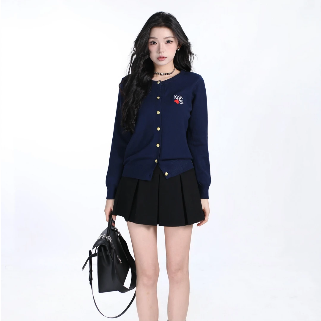 【秋装上新】秋季时尚简约百搭圆领单排扣刺绣慵懒长袖显瘦女针织衫