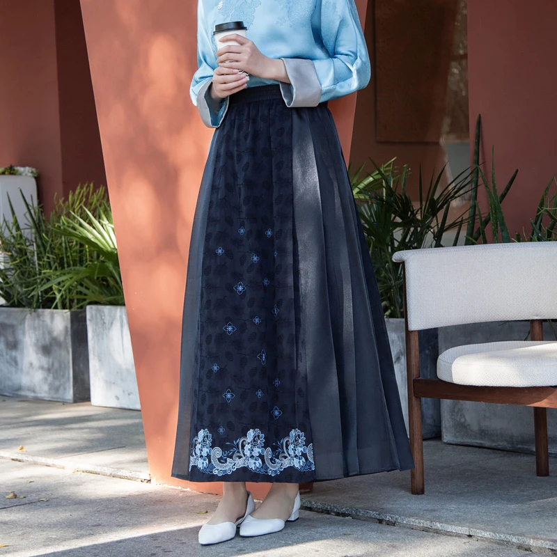 生活在左2024春夏新品优雅绣花国风气质显瘦半身裙女1942023秋冬.