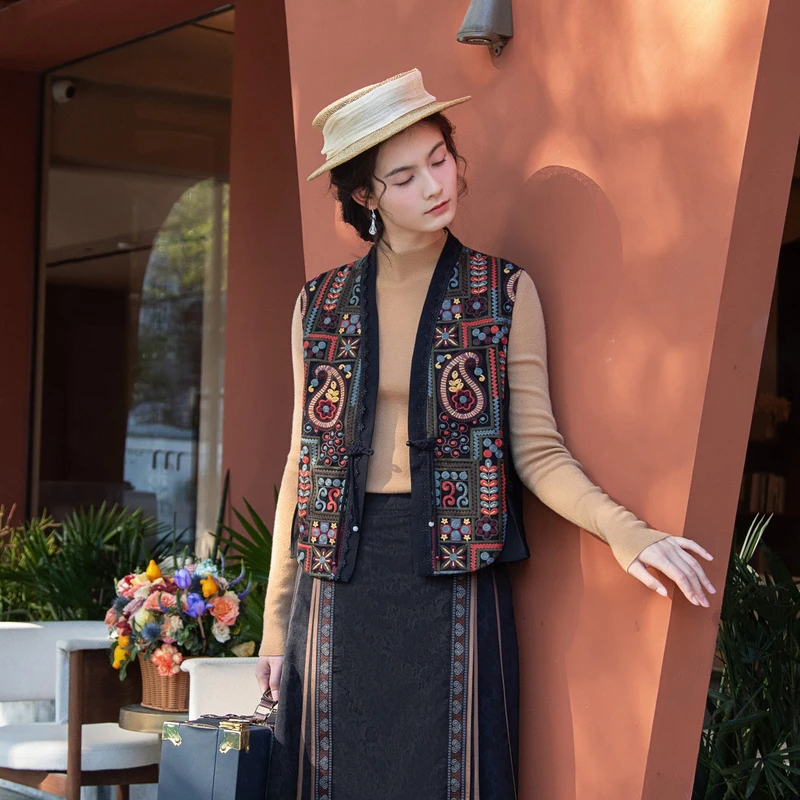 生活在左2024春夏新品绣花复古修身显瘦民族风马夹女款式1941326