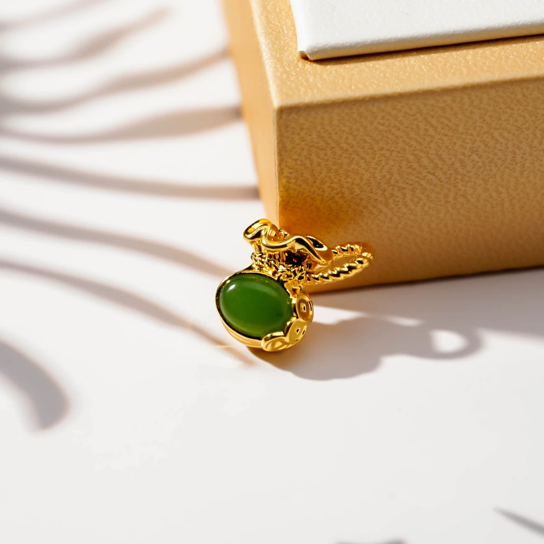 【云伴珠宝】18k和田碧玉钱袋吊坠S00924