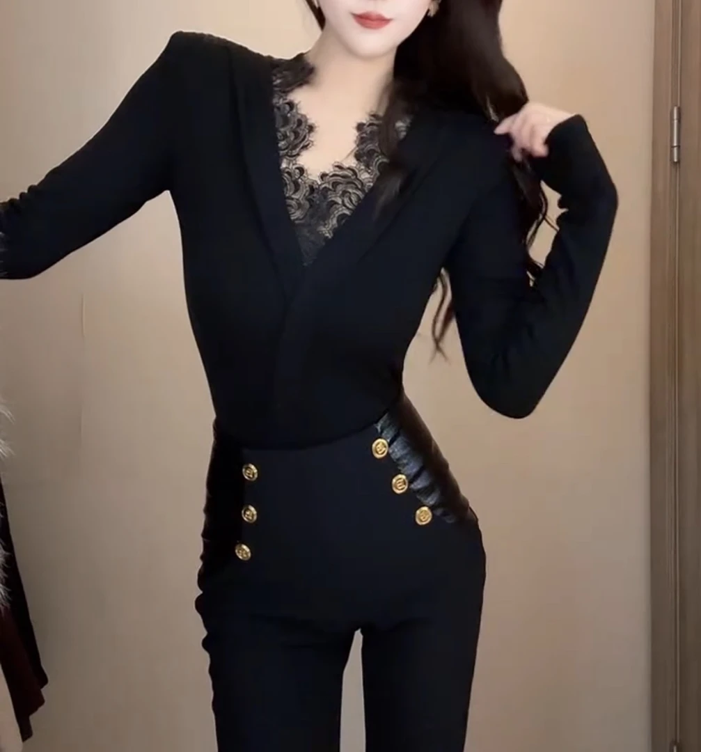 轻熟深V领蕾丝领口长袖打底衫【好物推荐】