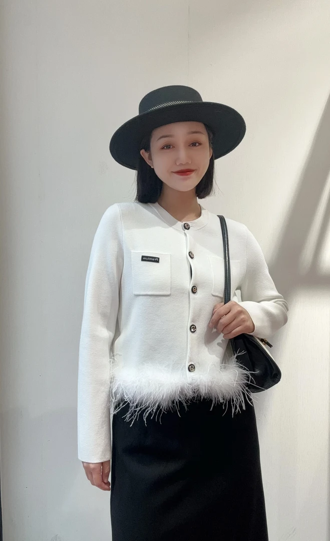 YIYAN艺燕—设计师款可拆卸羽毛装饰针织开衫