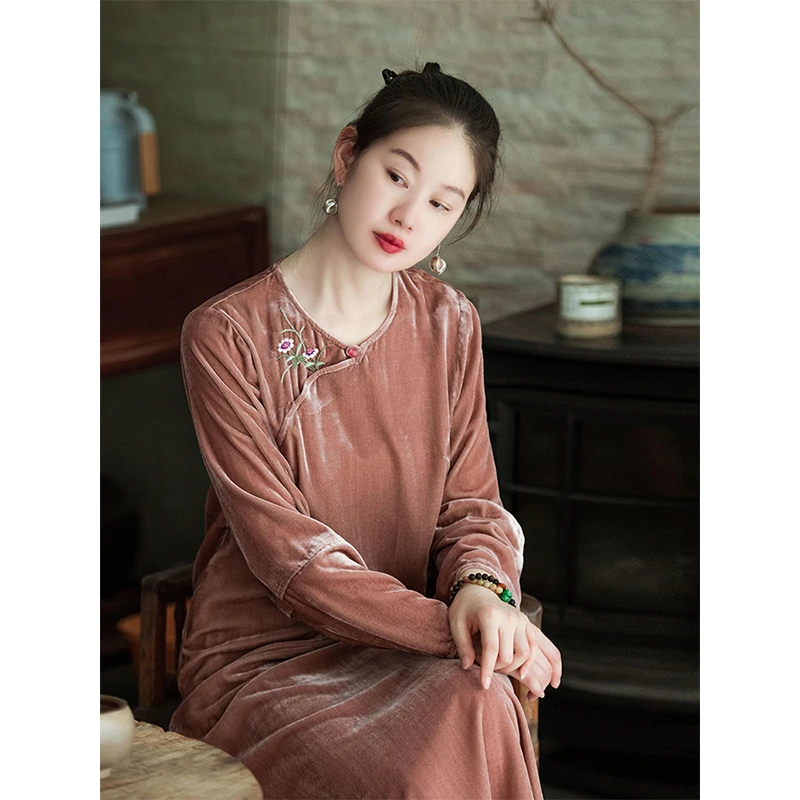 蘭襟【平芜尽处是春山】真丝绒手绣长袖连衣裙轻奢气质日常新中式