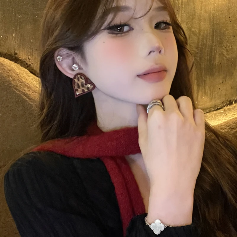 铜合金耳饰 欧美气质复古豹纹爱心耳环秋冬爆款美拉德个性设计