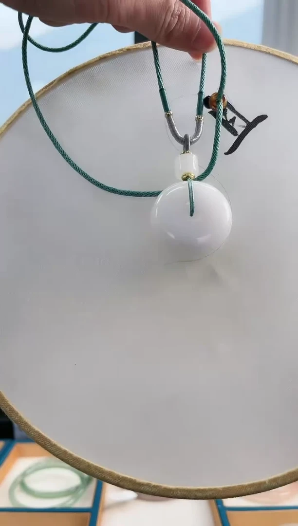 【闪购商品】玛瑙/玉髓手镯未镶嵌羊脂玉吊坠