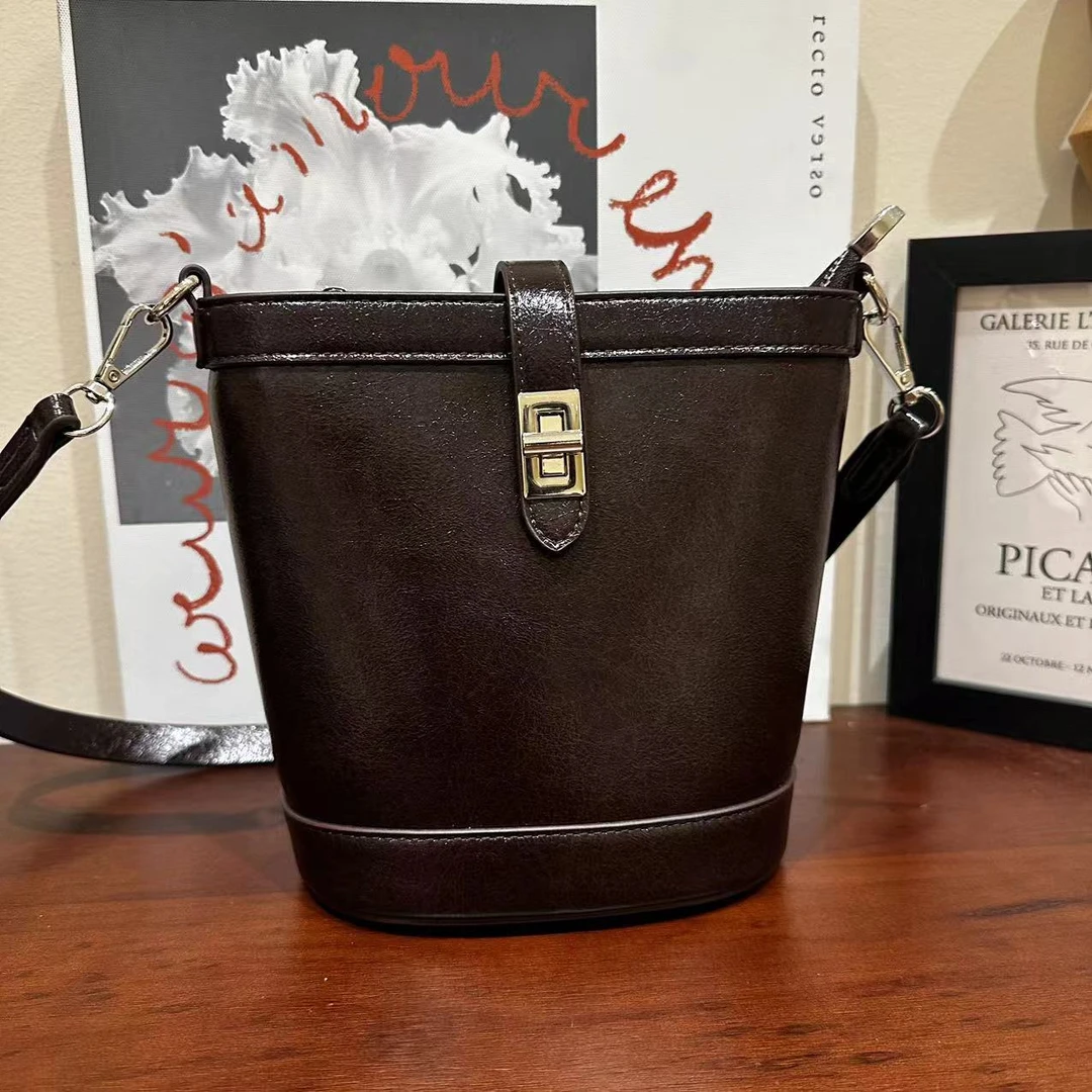 包包女秋冬新款乌梅子酱气质单肩包休闲洋气斜挎包时尚百搭水桶包