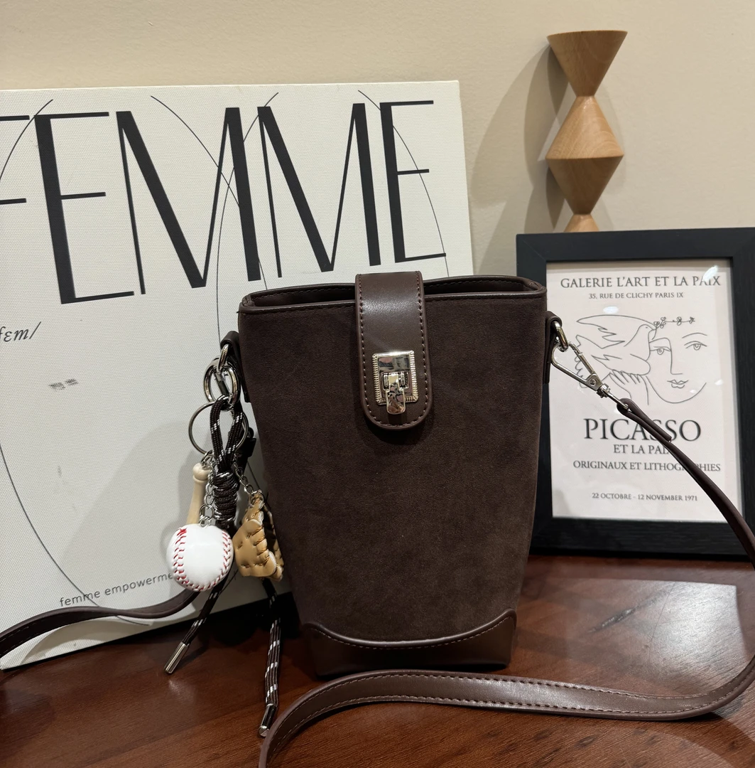 CAHRES&HEKA包女时尚洋气水桶包设计感斜挎包秋冬新款休闲单肩包