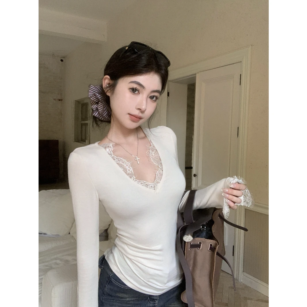 心机叠穿纯欲弹力修身蕾丝拼接v领上衣秋季时尚气质显瘦打底衫女