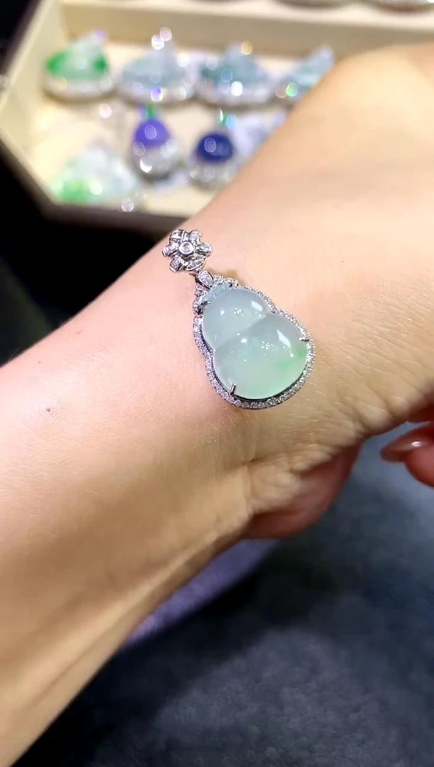 【闪购商品】翡翠吊坠(不含链)18K金镶嵌9-葫芦