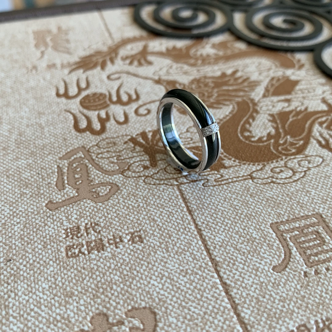 妞妞珠宝-18K金镶翡翠墨翠时尚经典戒圈（多样性发货一件）