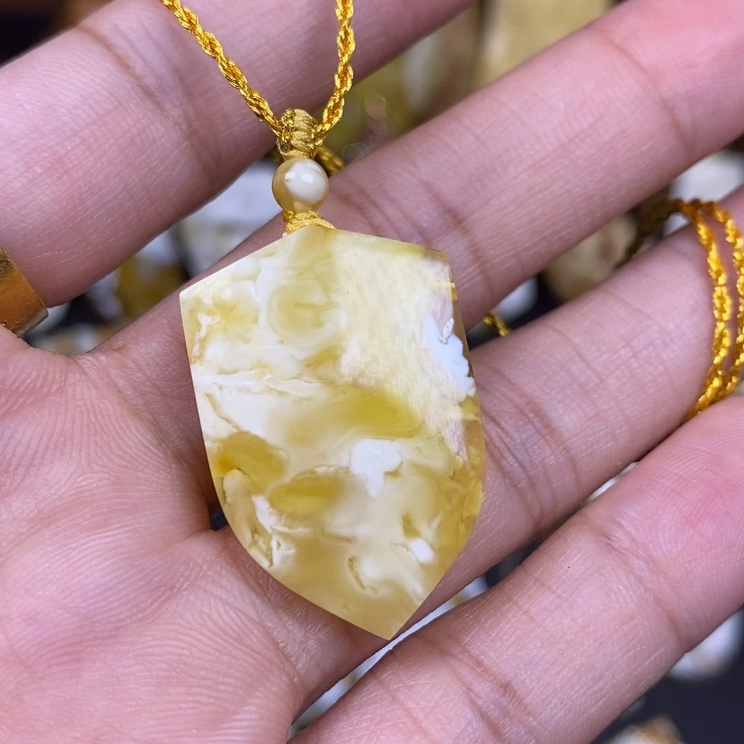 蜜蜡裸石未镶嵌31x21x5mm金白小溶洞妖花盾牌