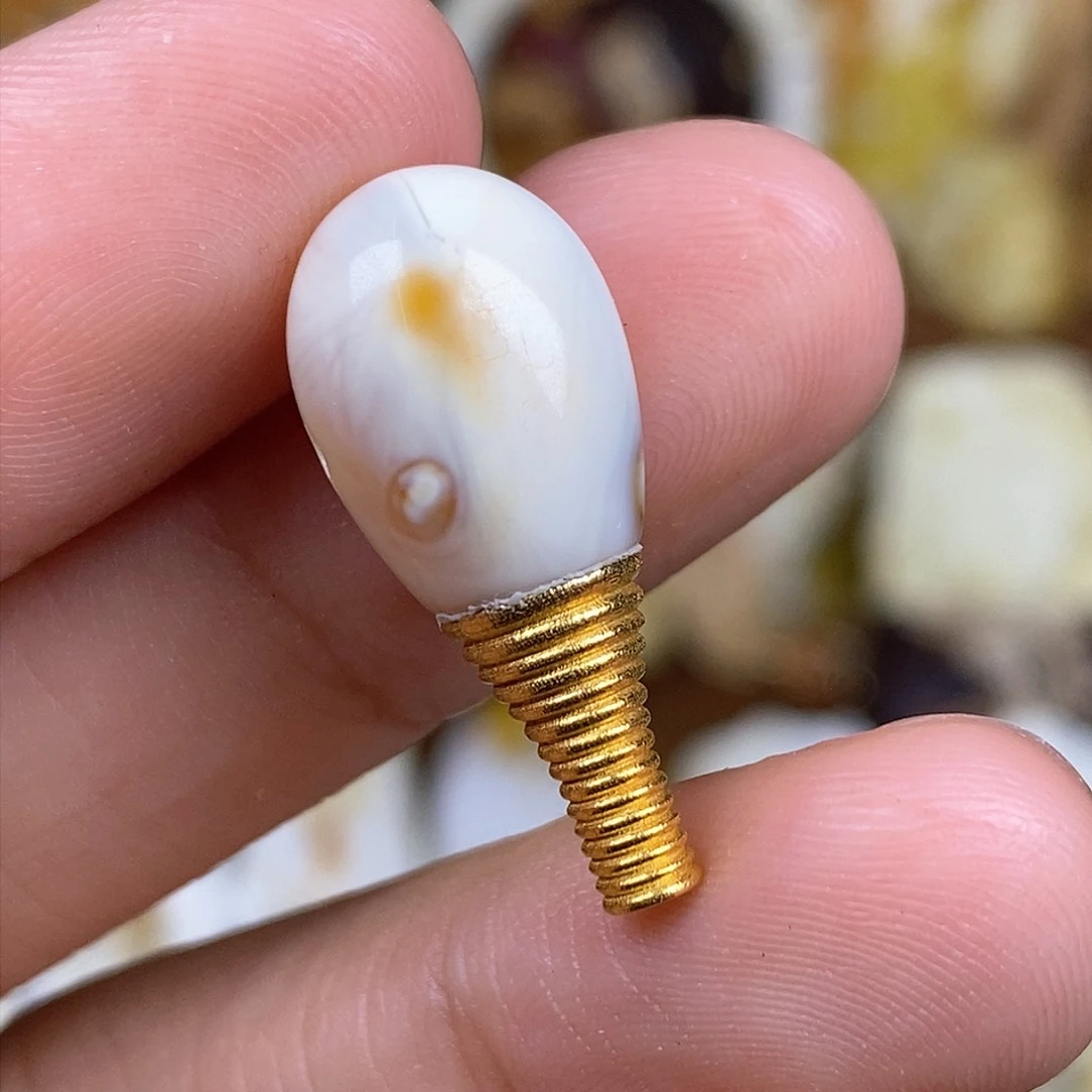 蜜蜡裸石18K金镶嵌10.8mm对孔，蓝紫荧光天眼三通
