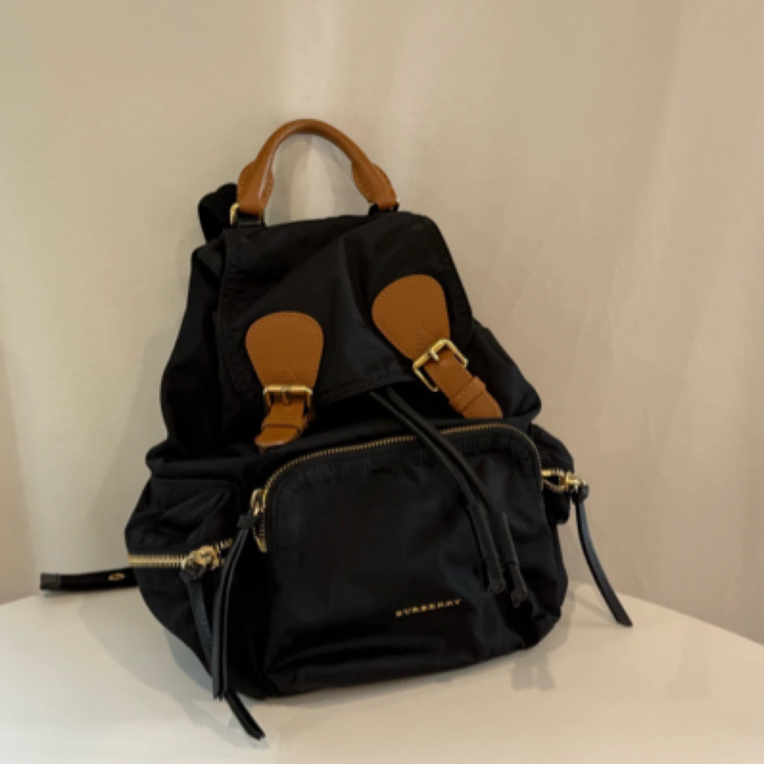 95新 BURBERRY/博柏利 【流莲里】抽绳翻盖双肩包 1339